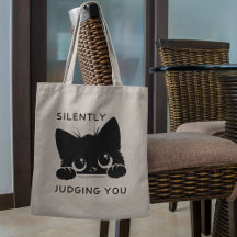 Niedliche schwarze Katze, die Sie leise beurteilt