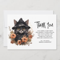 Niedliche schwarze Katze in einem Hexenhut