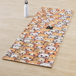 Niedliche schwarze Katze in orangefarbenen Katzen  Yogamatte