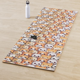 Niedliche schwarze Katze in orangefarbenen Katzen  Yogamatte