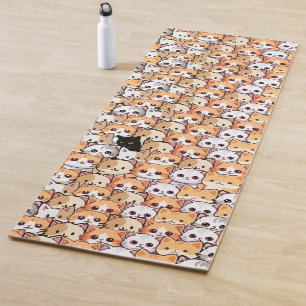 Niedliche schwarze Katze in orangefarbenen Katzen  Yogamatte