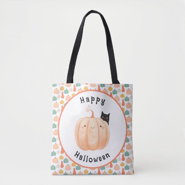 Niedliche schwarze Katze pinkelt über einem Kürbis Tasche (Vorderseite)