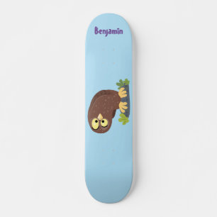 Niedliche, seltsame, lustige Uhu-Cartoon-Illustrat Skateboard