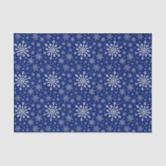 Niedliche Silbergraue Weihnachtsschneeflocken auf Seidenpapier