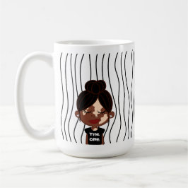 Niedliche Smirking Frau Stripte Tasse. Suchen Kaffeetasse