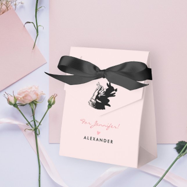 Niedliche sonnige Silhouette und Schmetterling auf Geschenkschachtel (Von Creator hochgeladen)