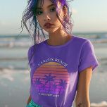 Niedliche Strandreise Tropical Palm Tree Custom Li T-Shirt<br><div class="desc">Cool passende Familienferien lila T - Shirt zum Anziehen auf einer Inselreise oder auf einer Mädchenreise. Das Hotel verfügt über wunderschöne Palmen vor einem hübschen rosa Sonnenuntergang am Strand auf lila T-Shirts. Perfekte T-Shirts für Ihren Sommerurlaub am Meer.</div>