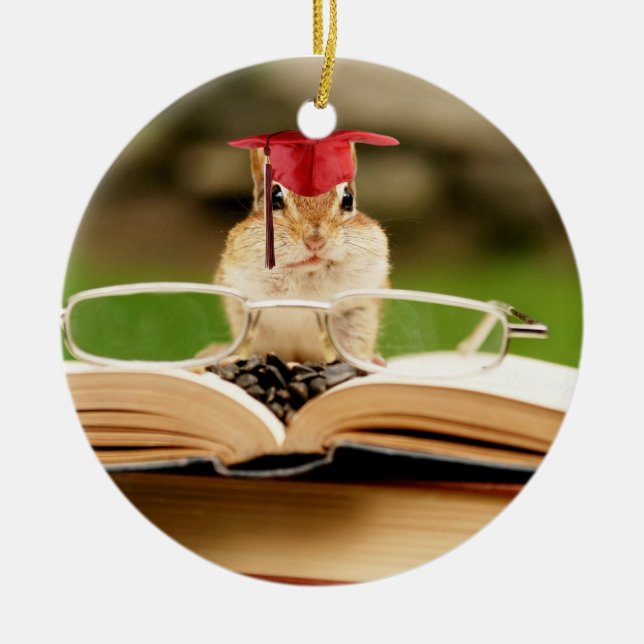 Niedliche studierende Chipmunk-graduierte Keramikornament (Vorne)