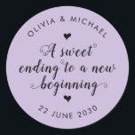 Niedliche süße Jahresende neue Hochzeit Lila Runder Aufkleber<br><div class="desc">Ein klassischer Black Danke You Wedding Sticker mit "A sweet end to a new begin" in einer rustikalen modernen eleganten Schriftart Kalligraphie. Sie können es einfach mit Ihren Namen und Hochzeitsdatum personalisiert.</div>