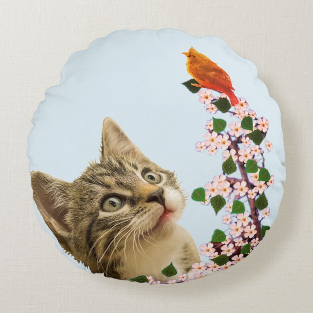 Niedliche Tabby Katze, Blume & Birdy on Light Blue Rundes Kissen (Vorderseite)