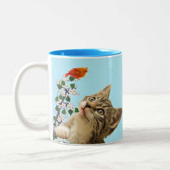 Niedliche Tabby-Katze, Blume & Vogel auf Light Blu Zweifarbige Tasse (Links)