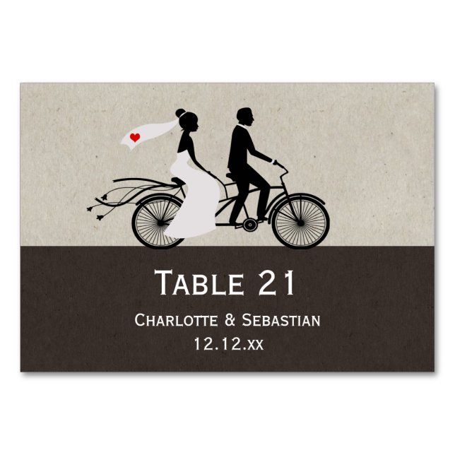 Niedliche Tandem-Bikebrücke und Groomehe Tischnummer (Vorderseite)