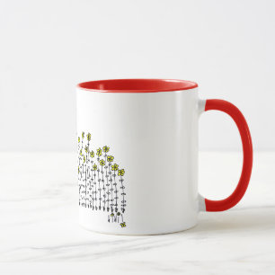 Niedliche Tasse mit Babymädchen auf einem Gebiet