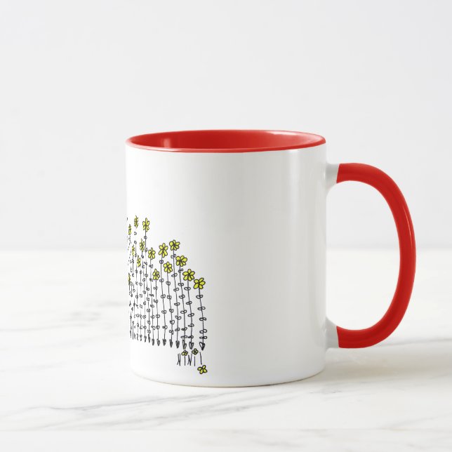 Niedliche Tasse mit Babymädchen auf einem Gebiet (Rechts)