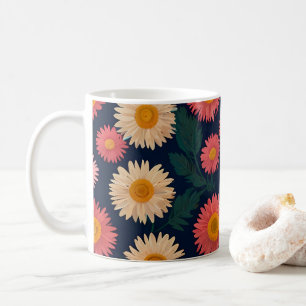 Niedliche Tasse mit Daisy Pattern auf tiefblau
