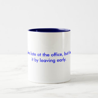 Niedliche Tasse mit lustigem Arbeits-Sprichwort
