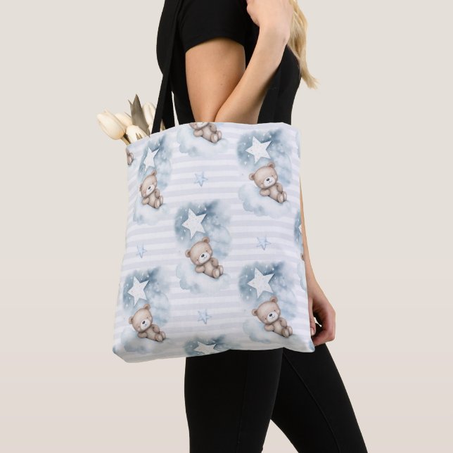 NIEDLICHE TEDDY-BÄREN, DIE AUF BLAUEN SCHLAFEN TASCHE (Von Nahem)