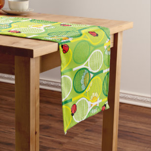 Niedliche Tennisschläger mit Ladyvögeln Kurzer Tischläufer