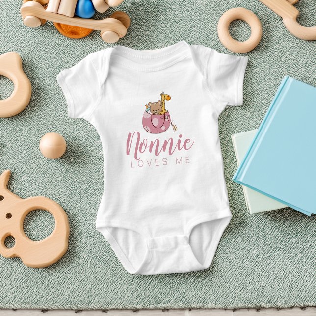 Niedliche Tiere in einem Basket-Nonnie-Lieben Baby Strampler (Cute Animals in a Basket Nonnie Loves Me Baby Bodysuit)
