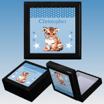 Niedliche Tigerstars tragen den Namen Blue Keake Erinnerungskiste<br><div class="desc">Halten Sie die Geschenkboxen für Kinder. Personalisieren mit einem Namen. Mit einem niedlichen Tiger,  Polka Punkte und Sternen in den Farben Blau und Weiß.</div>