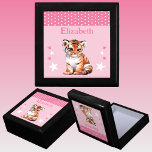 Niedliche Tigerstars tragen den Namen Pink Keesena Erinnerungskiste<br><div class="desc">Halten Sie die Geschenkboxen für Kinder. Personalisieren mit einem Namen. Mit einem niedlichen Tiger,  Polka Punkte und Sternen in den Farben Rosa und Weiß.</div>