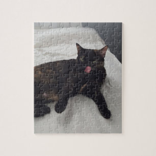 Niedliche Tortoise Muschel Katze auf Bett, Puzzle