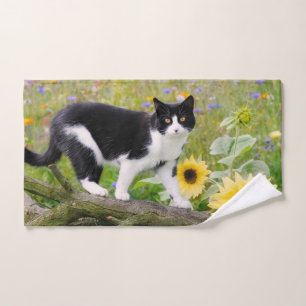 Niedliche Tuxedo-Katze auf einem Baumzweig mit Son Badhandtuch Set