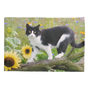 Niedliche Tuxedo-Katze auf einem Baumzweig mit Son Kissenbezug
