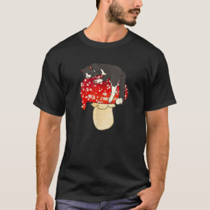 Niedliche Tuxedo Katze Schlafen Gepunktetes Rotes T-Shirt