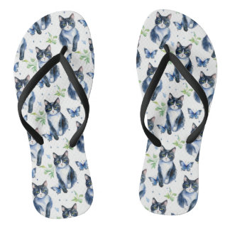 Niedliche Tuxedo-Katze und Schmetterlinge Drehte F Flip Flops