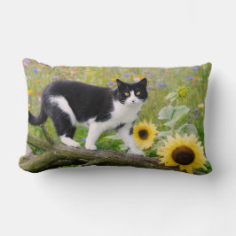 Niedliche Tuxedokatze auf einem Baumzweig mit Sonn Lendenkissen