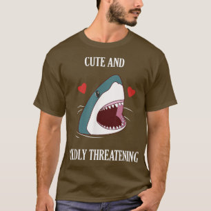 Niedliche und leicht bedrohliche Haierwachsene und T-Shirt