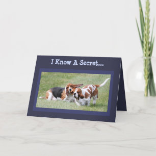 Niedliche und lustige Basset-Hunde auf der Geburts Karte