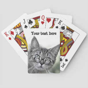 Niedliche und überraschende Katze mit Brillen, die Spielkarten