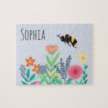 Niedliche und Whimsikale Hummel und Blume<br><div class="desc">Dieses niedliche und skurrile Kinderpuzzle-Design verfügt über eine Hummel mit Blume und kann mit Ihrem Mädchennamen personalisiert werden. Das perfekte Naturgeschenk für alle Bienen- und Blume-Liebhaber!</div>