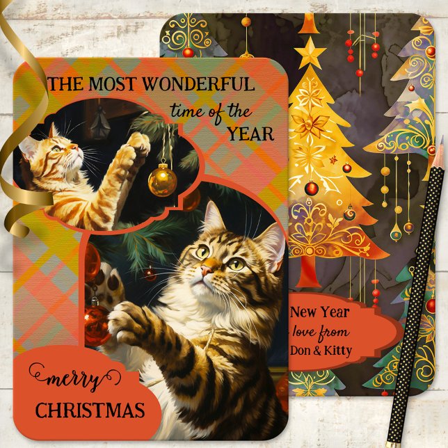Niedliche Vintage Katzen Kariert Frohe Weihnachten (Whimsical cute Christmas card featuring two paintings of vintage playful cats and Christmas trees)