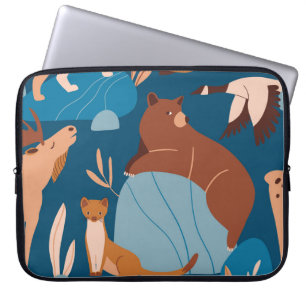 Niedliche Waldtiere, dunkles, nahtloses Design. Laptopschutzhülle