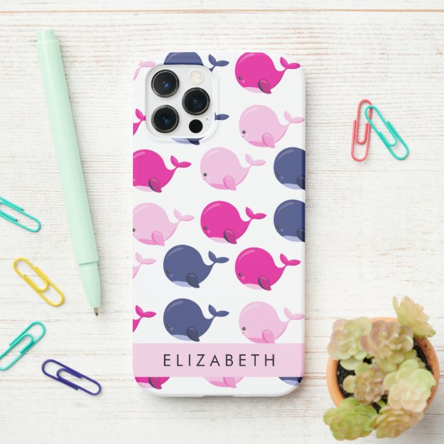 Niedliche Wale, Walmuster, Ihr Name iPhone 12 Pro Hülle (Auf dem Schreibtisch)