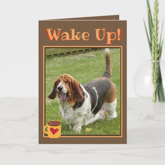 Niedliche Weck Up Birthday Card W/Coffee & Basset  Karte (Vorderseite)