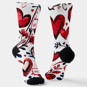 Niedliche weibliche rote Herzen, blumig. Monogramm Socken