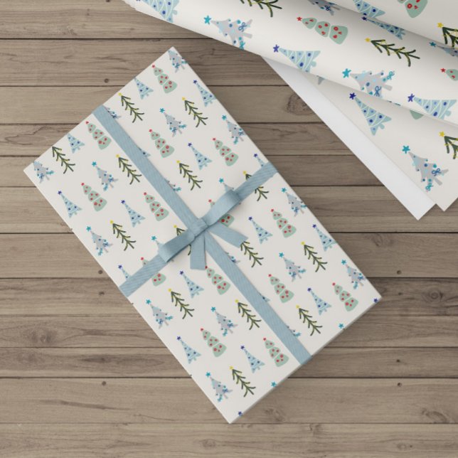 Niedliche Weihnachtsbäume Geschenkpapier (Icy blue and green hand-drawn Scandinavian Christmas trees wrapping paper for hygge holiday decor)
