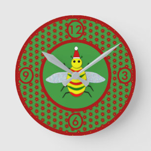 Niedliche Weihnachtsbäume und Poinsettia-Blume Runde Wanduhr