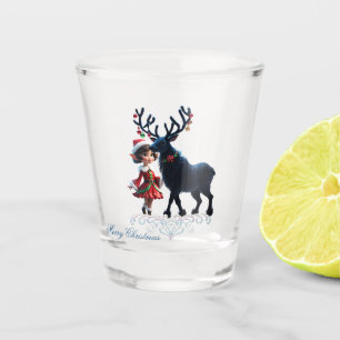 Niedliche Weihnachtself und dunkle Rentiere. Schnapsglas