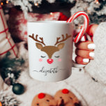 Niedliche Weihnachtsfeier Kaffeetasse<br><div class="desc">Diese Tasse von Rentieren ist das perfekte personalisierte Weihnachtsgeschenk. Es zeigt ein niedliches Rentiergesicht mit Ihrem Namen. Diese Tasse ist perfekt für Ihre Kinder, Enkel oder Freunde. Geben Sie als geheimer Weihnachtsmann oder als Geschenk im Büro.</div>