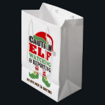 Niedliche Weihnachtsgeschenktasche "Elf Watching" Mittlere Geschenktüte<br><div class="desc">Machen Sie Ihre Verpackung in diesem Jahr mit einer niedlichen und farbenfrohen "Elf Watching"-Urlaubsstickettasche leicht. Wählen Sie aus verschiedenen Größen und passen Sie die Rückseite an.</div>
