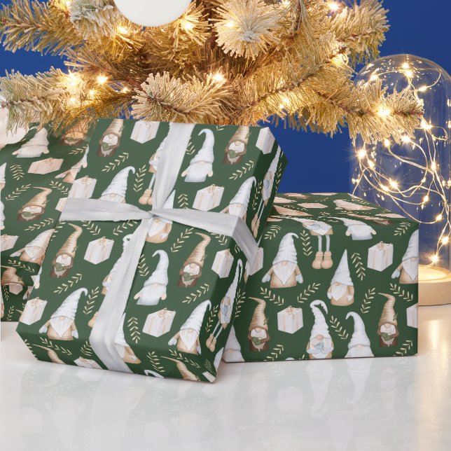 Niedliche Weihnachtsgnomen auf Grün Geschenkpapier (Feiertage)