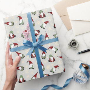 Niedliche Weihnachtsgnomen in Rot und Grün Geschenkpapier