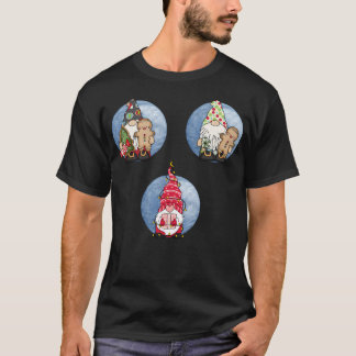 Niedliche Weihnachtsgnomen Version 1 Blue Backgrou T-Shirt