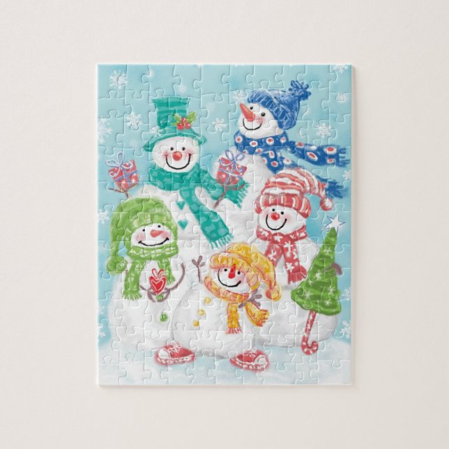 Niedliche Weihnachtsschneefamilie im Schnee (Vertikal)
