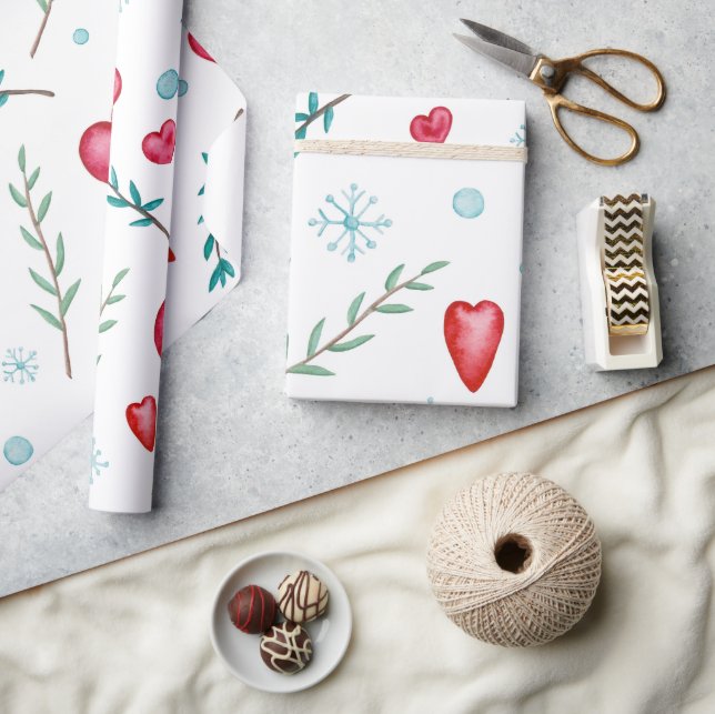 Niedliche Weihnachtsschneeflocken und Rotes Herz Geschenkpapier (Kunsthandwerk)
